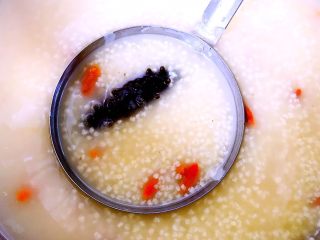 4、海参枸杞小米粥,小米熬制成开花状并且粘稠状即可出锅享用喽