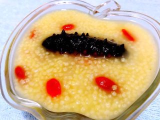 5、海参枸杞小米粥,熬制好的小米粥盛入容器中