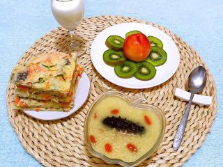 9、海参枸杞小米粥,搭配水果和酸奶是不是更加诱人呢