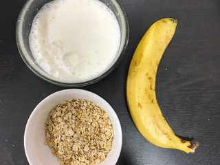 1、辅食10M➕：香蕉牛奶燕麦粥,准备好所有材料