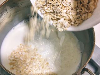 2、辅食10M➕：香蕉牛奶燕麦粥,将牛奶倒入小奶锅，然后倒入燕麦