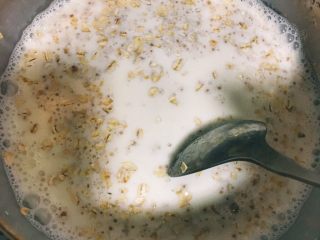 3、辅食10M➕：香蕉牛奶燕麦粥,搅拌均匀，开火加热牛奶，等奶锅周边出现小泡泡时，转小火，并搅拌牛奶，防止粘锅，煮三、四分钟即可。（因为是即食燕麦，不需要煮太长时间）