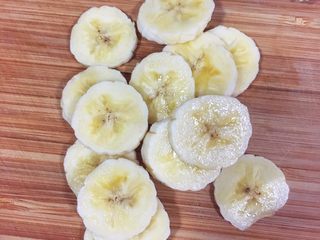 4、辅食10M➕：香蕉牛奶燕麦粥,将香蕉切片