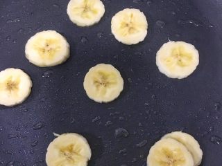 5、辅食10M➕：香蕉牛奶燕麦粥,将香蕉切片，不粘锅刷一层薄薄的油，放入香蕉片稍微煎一下，底面变得焦黄即可（煎一下的香蕉更美味，甜度会有所增加，当然，小月龄宝宝可以不用煎，直接切片就行）