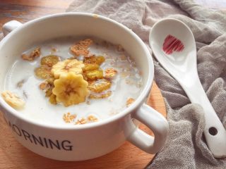 6、辅食10M➕：香蕉牛奶燕麦粥,将香蕉片放入煮好的牛奶燕麦粥里就可以开动啦～