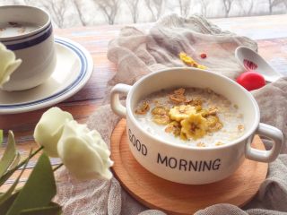 7、辅食10M➕：香蕉牛奶燕麦粥,香蕉和燕麦搭在一起非常好喝哦