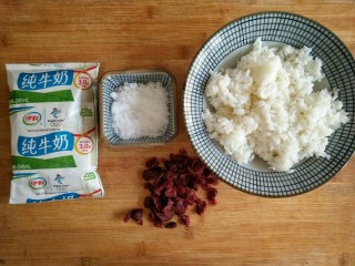 1、奶香蔓越莓米糕――剩米饭秒变高逼格小甜品,准备食材。