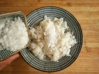 2、奶香蔓越莓米糕――剩米饭秒变高逼格小甜品,在剩米饭中加入白糖（白糖量根据个人口味加入）。