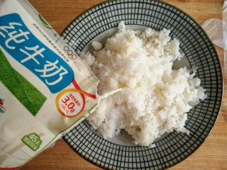 3、奶香蔓越莓米糕――剩米饭秒变高逼格小甜品,再加入10克牛奶（牛奶要少量多次加入，不要一次加的太多，根据米饭量，牛奶加多就会太稀了，米饭不容易成团）