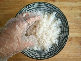 4、奶香蔓越莓米糕――剩米饭秒变高逼格小甜品,将米饭和糖、奶抓拌均匀。