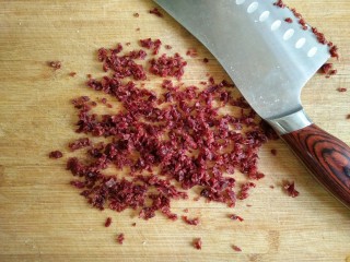 6、奶香蔓越莓米糕――剩米饭秒变高逼格小甜品,将蔓越莓颗粒切碎。
