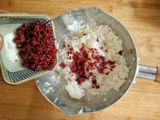 7、奶香蔓越莓米糕――剩米饭秒变高逼格小甜品,将切碎的蔓越莓加入捣好的米饭中。