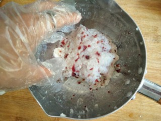 8、奶香蔓越莓米糕――剩米饭秒变高逼格小甜品,将蔓越莓碎和米饭一起抓拌均匀。