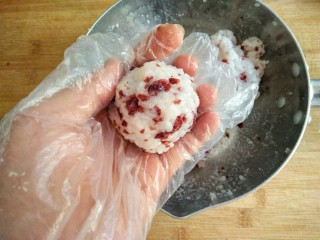 9、奶香蔓越莓米糕――剩米饭秒变高逼格小甜品,取50克团成球。