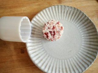11、奶香蔓越莓米糕――剩米饭秒变高逼格小甜品,盘中涂一层薄水（凉白开），将米糕从模具中脱出。