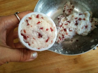 10、奶香蔓越莓米糕――剩米饭秒变高逼格小甜品,压入模具中。