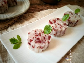 13、奶香蔓越莓米糕――剩米饭秒变高逼格小甜品,将做好的米糕放入冰箱冷藏后食用口感更好！