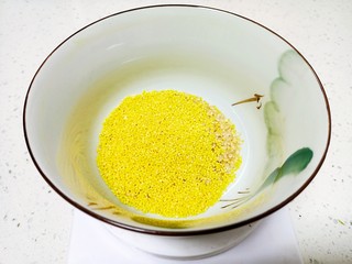 2、糙米、小米、紫薯粥,小米准备好