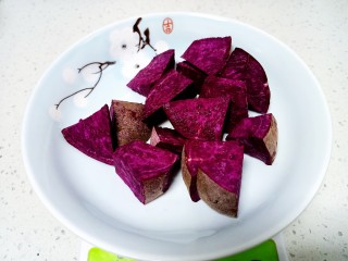 4、糙米、小米、紫薯粥,紫薯切块