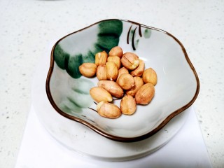 5、糙米、小米、紫薯粥,花生准备好