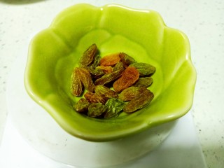 6、糙米、小米、紫薯粥,葡萄干准备好