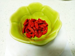 8、糙米、小米、紫薯粥,枸杞准备好