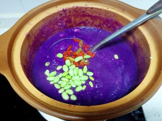 12、糙米、小米、紫薯粥,转小火煮40分钟，放入青豆、葡萄干、枸杞