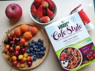 1、????缤纷元气早餐????～～酸奶蜂蜜鲜果麦片,准备自己爱吃的水果、酸奶、蜂蜜和即食麦片。