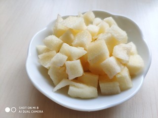 5、????缤纷元气早餐????～～酸奶蜂蜜鲜果麦片,切成小丁。