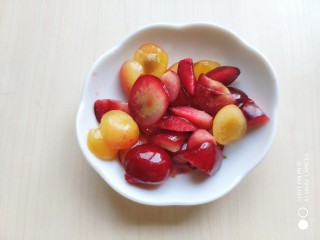 6、????缤纷元气早餐????～～酸奶蜂蜜鲜果麦片,樱桃放清水浸泡后清洗干净，去核切开。