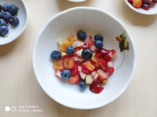 8、????缤纷元气早餐????～～酸奶蜂蜜鲜果麦片,讲切好的水果放入碗里。