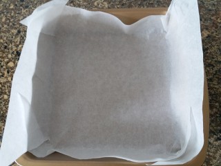 1、日式棉花蛋糕,先将油纸垫在烤盘里，四个角需要剪一下