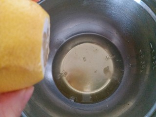 6、日式棉花蛋糕,蛋清内滴入几滴柠檬汁，开始打发蛋清。