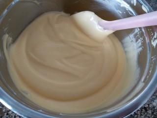 9、日式棉花蛋糕,拌均匀后倒入余下的蛋白霜内，一起拌均匀