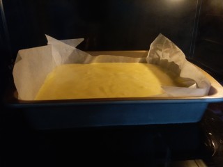 11、日式棉花蛋糕,采用水浴法烘烤。就是大烤盘内放水，装蛋糕糊的模具放在有水的大烤盘里。