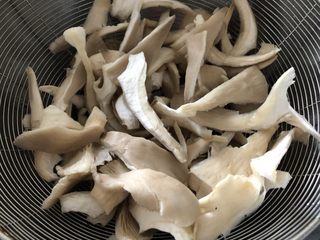 5、不可思议的菜：脆炸平菇,掰开成一片片的