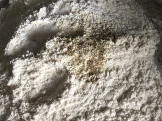 6、不可思议的菜：脆炸平菇,面粉、玉米粉、盐、白胡椒