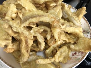 12、不可思议的菜：脆炸平菇,炸过第一遍