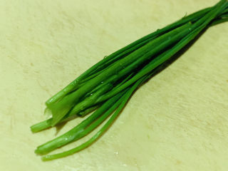 3、鲍鱼海鲜粥,一把自己种的小葱，洗净