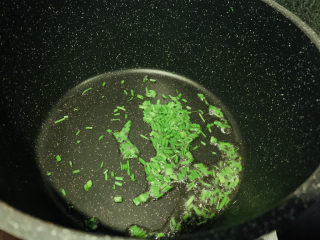 4、鲍鱼海鲜粥,锅加食用油，炒香葱粒