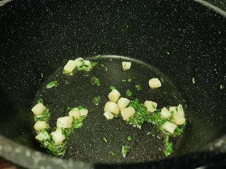 5、鲍鱼海鲜粥,加入泡发的干贝，大火爆炒