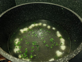 6、鲍鱼海鲜粥,加入清水