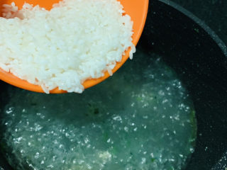 8、鲍鱼海鲜粥,加入大米