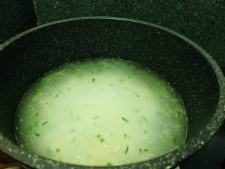 9、鲍鱼海鲜粥,大火煮开，转中火，加盖，煮十五分钟