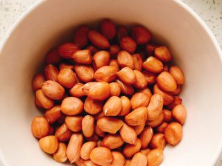 1、燕麦花生汤粥-早餐,准备100克花生米。