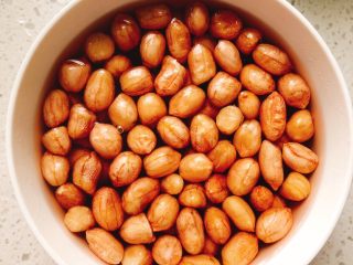 2、燕麦花生汤粥-早餐,倒入开水泡半小时。