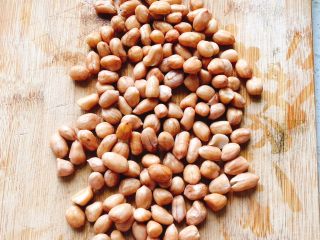 3、燕麦花生汤粥-早餐,捞出平铺在菜板上。