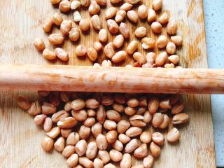 4、燕麦花生汤粥-早餐,用擀面杖前后滚动即可轻易脱去花生皮。