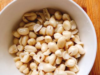 5、燕麦花生汤粥-早餐,将花生白颗粒捡到一个干净碗里，并冲洗两遍。