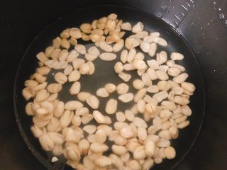 6、燕麦花生汤粥-早餐,将花生倒入电饭煲，倒入300毫升纯净水，选择“牛/羊肉”功能会炖的更烂。